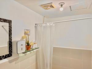 Attractive studio with Luxury bed Good for 1-4pax High speed WiFi with Netflix Free Pool & Parking