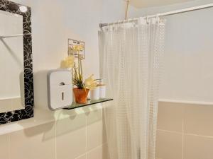 Attractive studio with Luxury bed Good for 1-4pax High speed WiFi with Netflix Free Pool & Parking