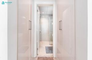 Blue Breeze Modern 2BR Apartment Near Downtown