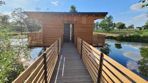 TinyHousebeiDresden mit Faßsauna Über dem Wasser schwebendes winziges Häuschen Nähe Dresden Sächsische Schweiz