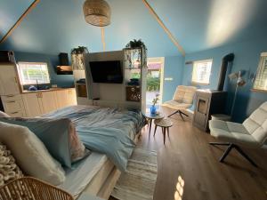 Van Egmond suites Mr Blue Sky