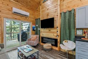 Hemlocks Over Muir in Rogers KY - Hot Tub & WiFi