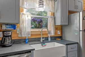 Hemlocks Over Muir in Rogers KY - Hot Tub & WiFi