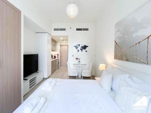 Premium Riviera Studio King Bed, Pool & Gym