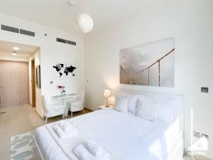 Premium Riviera Studio King Bed, Pool & Gym