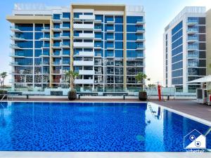 Premium Riviera Studio King Bed, Pool & Gym