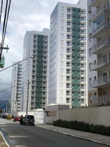 Apto lindo na rua da Praia Ocian! Venha conhecer!