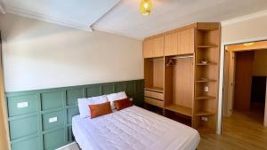 Piscina aquecida , ar, perto da praia, academia- DUO