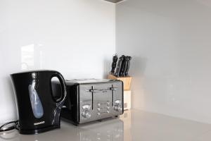 Modern 2BR Flat with Balcony near Angel and Canal