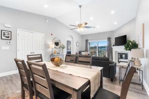 Great Escape II - Resort Style 2 BDR Condo on Golf Course with Pool