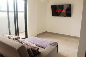 Frente a Viva Envigado, AC, moderno e iluminado