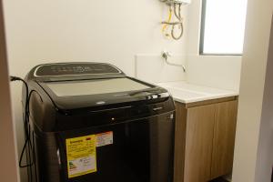 Frente a Viva Envigado, AC, moderno e iluminado