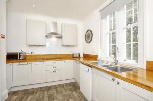 4 St Thomass House with parking Sleeps up to 6 guests