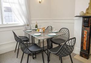 4 St Thomass House with parking Sleeps up to 6 guests