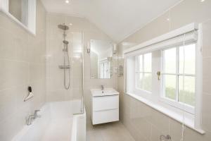 4 St Thomass House with parking Sleeps up to 6 guests