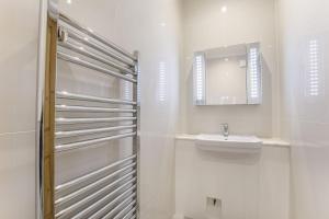 4 St Thomass House with parking Sleeps up to 6 guests