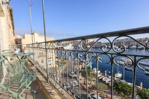 Bright 2-Bedroom Seaview Apartment - Senglea