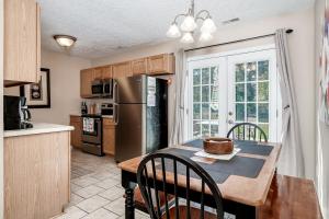 3BR Home with Smart TVs in Every Room, King Suite & Pool Table