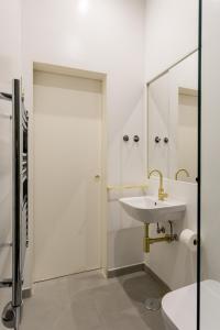 Stylish 2-Bedroom Apartment with Terrace in Alcântara