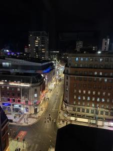 Winner of 2025 traveller Award, Elegant two bedroom, #1 Leeds city centres most central apartment, Great 180 degree views,balcony , half- price PARKING onsite, Netflix & WiFi