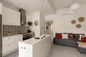 Stylish 2-Bedroom Apartment with Terrace in Alcântara