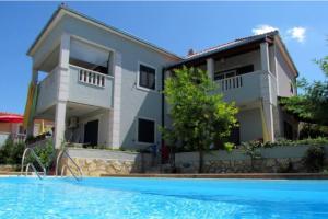 4 Bed Villa Sleeps 9 - Pool Pets Garden Parking