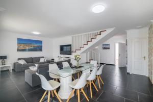 BEAUTIFUL VILLA - 4 bedrooms, heated pool, 2 priv car park places, fibre net, PS5, tv channels