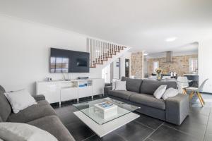 BEAUTIFUL VILLA - 4 bedrooms, heated pool, 2 priv car park places, fibre net, PS5, tv channels