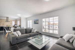 BEAUTIFUL VILLA - 4 bedrooms, heated pool, 2 priv car park places, fibre net, PS5, tv channels