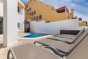BEAUTIFUL VILLA - 4 bedrooms, heated pool, 2 priv car park places, fibre net, PS5, tv channels