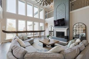 5BR Lakefront Luxury - Pool Dock & Views