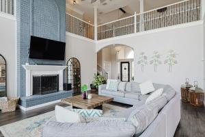 5BR Lakefront Luxury - Pool Dock & Views