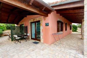 Village surrounded by greenery with swimming pool just a few minutes from Alghero