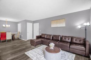 Modern 3BR 2 bathroom Near High Point University & Market Sleeps 6