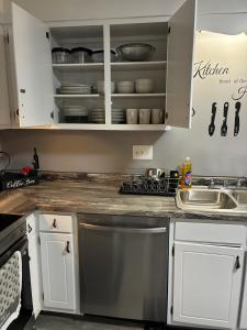 Modern 3BR 2 bathroom Near High Point University & Market Sleeps 6