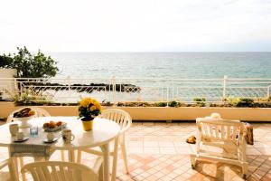 Villa Laura Liegt Direkt Am Meer Mit Direktem Und Privatem Zugang Zum Strand