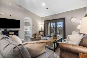 Indoor & Outdoor Pools - 3 min to 76 Strip - Golf