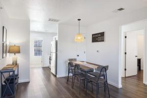 New Listing Vineyard Valley Views - Balcony