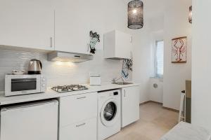 Modern White Apt with AC and balcony