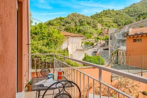 Modern White Apt with AC and balcony