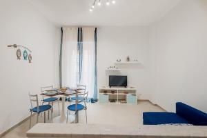 Modern White Apt with AC and balcony