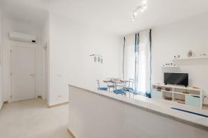 Modern White Apt with AC and balcony