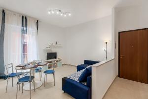 Modern White Apt with AC and balcony