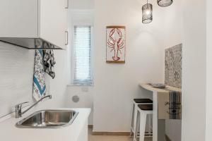 Modern White Apt with AC and balcony