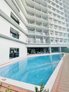 City SkyView - Level 24 - Pool - Lush Residences