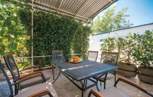 2 Bedroom Beautiful Apartment In Turanj