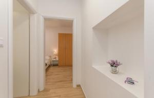 2 Bedroom Beautiful Apartment In Turanj