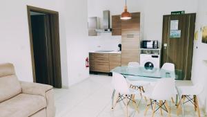 Hampton Court, Block C, n.2