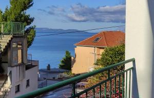 Cozy Apartment In Podgora With Lake View
