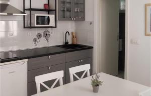 Cozy Apartment In Podgora With Lake View